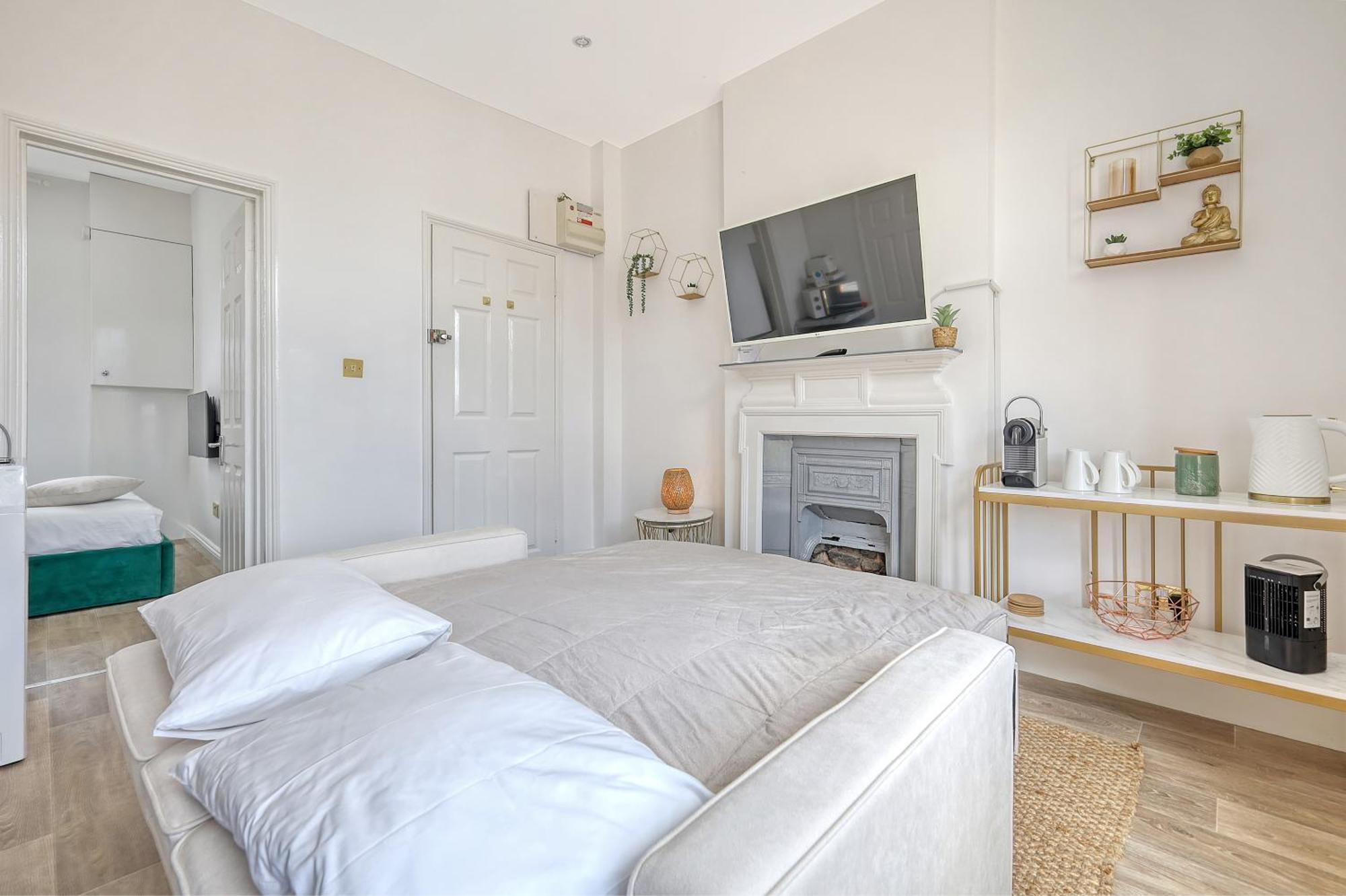 Wanstead Gem! Bright, Cosy & Immaculate 1 Bed On The High Street! * London