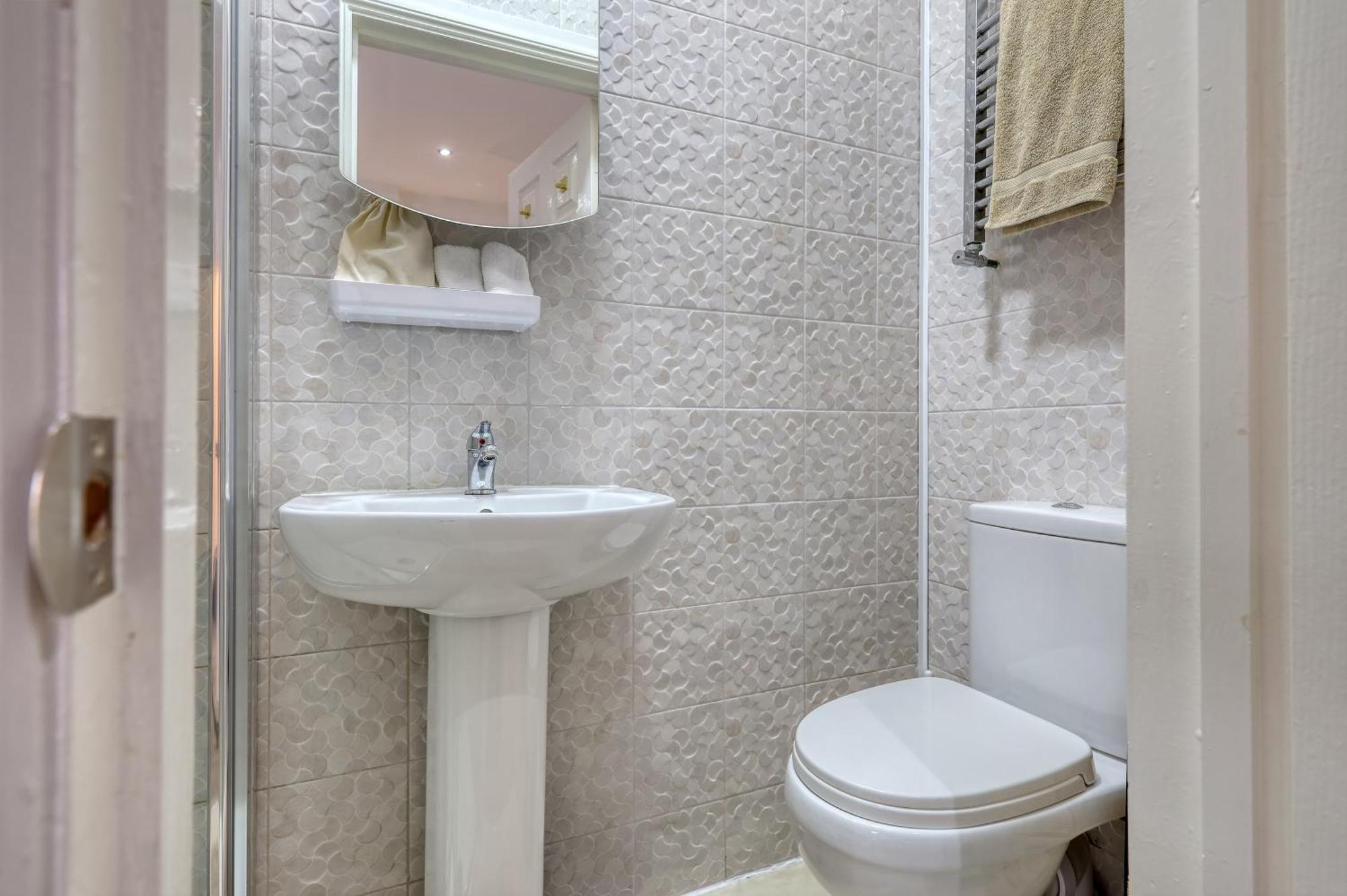 Wanstead Gem! Bright, Cosy & Immaculate 1 Bed On The High Street! * London